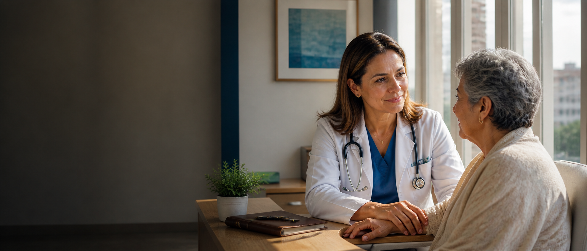 Médica en consulta haciendo contacto visual con la paciente